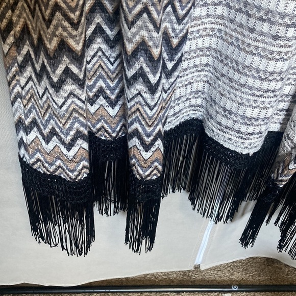 Lightweight kimono duster 3/4 sleeve with fringe at hem - Picture 5 of 8